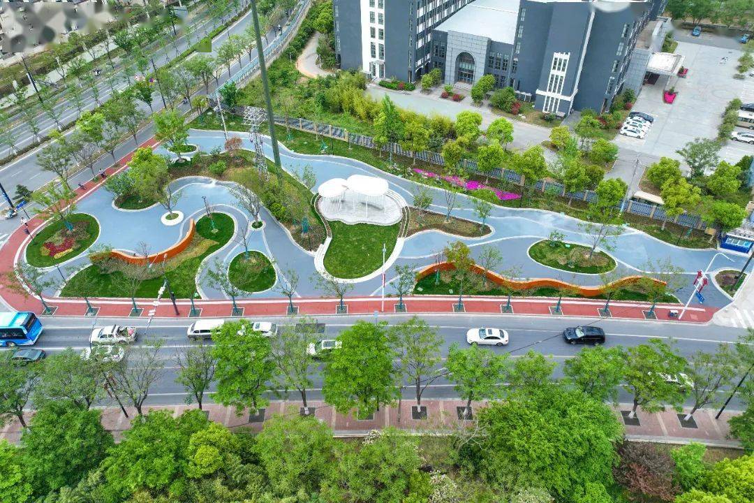 居住小区它的西北侧是江苏卫生健康职业学院新亮相的游园广场引人注目