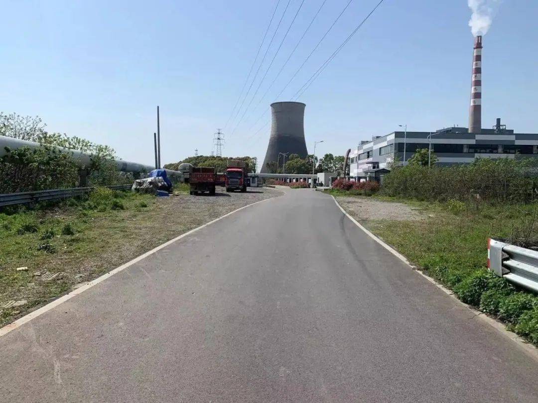 在海盐县沈荡镇南王线民丰纸厂边上新建的停车场,可容纳40辆大型货车.
