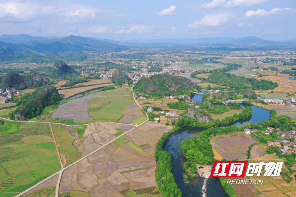 4月20日,湖南省永州市道县寿雁镇汪家村,翻耕后的水田与河流,村庄