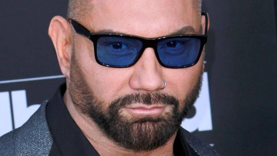 wwe传奇人物巴蒂斯塔(batista)现在焕然一新,似乎是为了他即将上映的