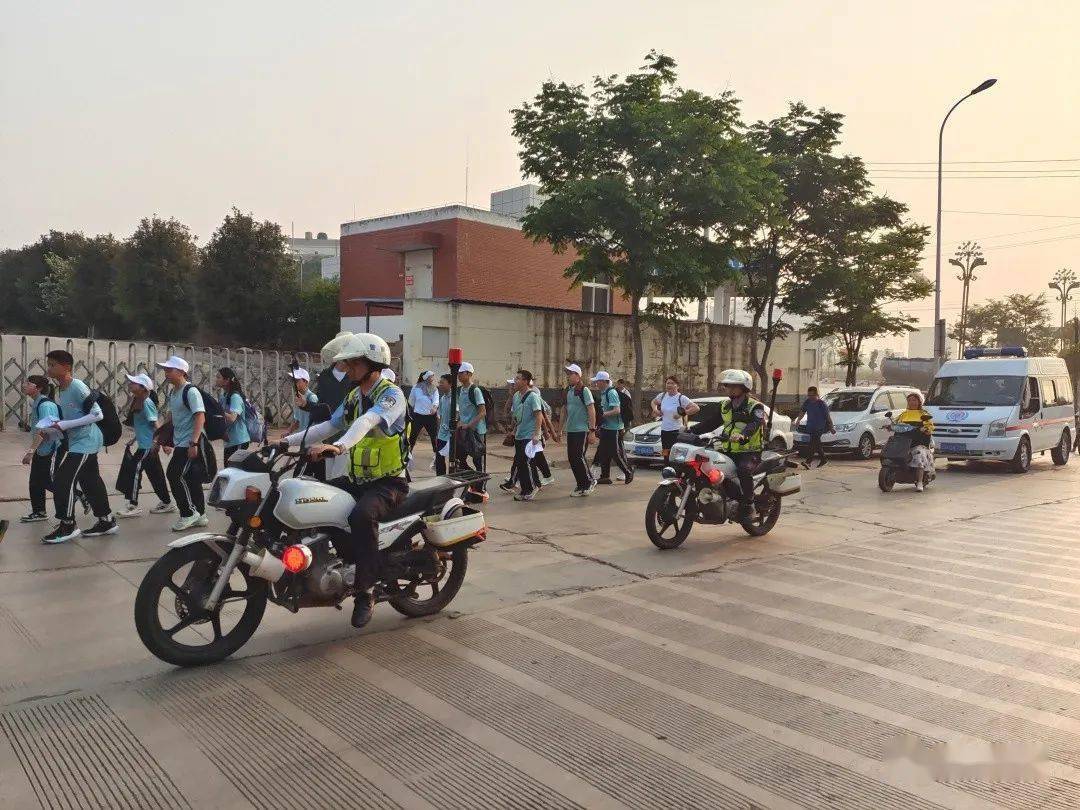 砚山明本中学开展了全程42.195公里的远足拉练活动