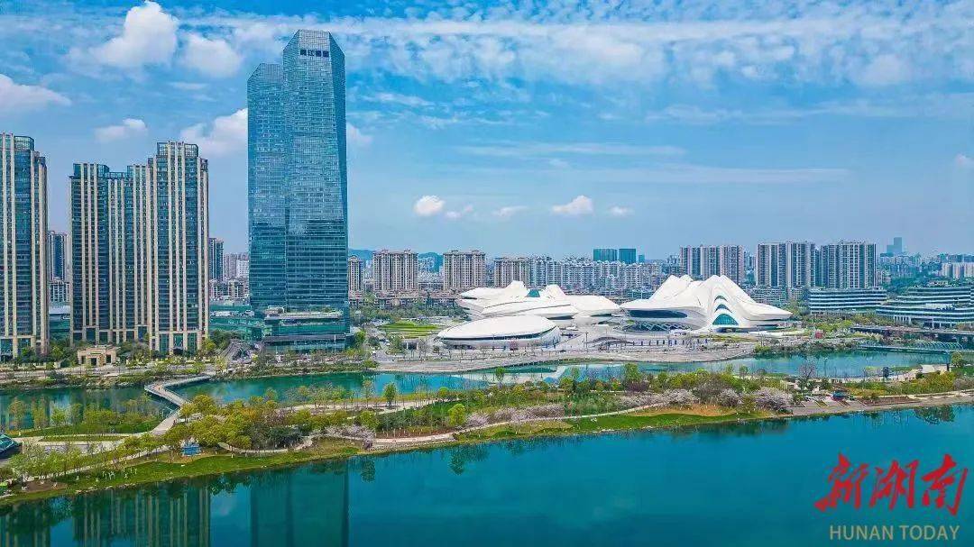 此外,长沙还将设立车站到主要商圈,景区景点的假日旅游专线,开通景区