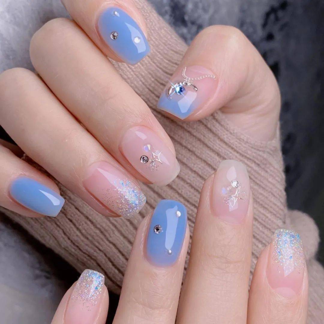 今天就给大家带来一期史上超全的将近50款冰透裸色美甲,简约清新,有纯