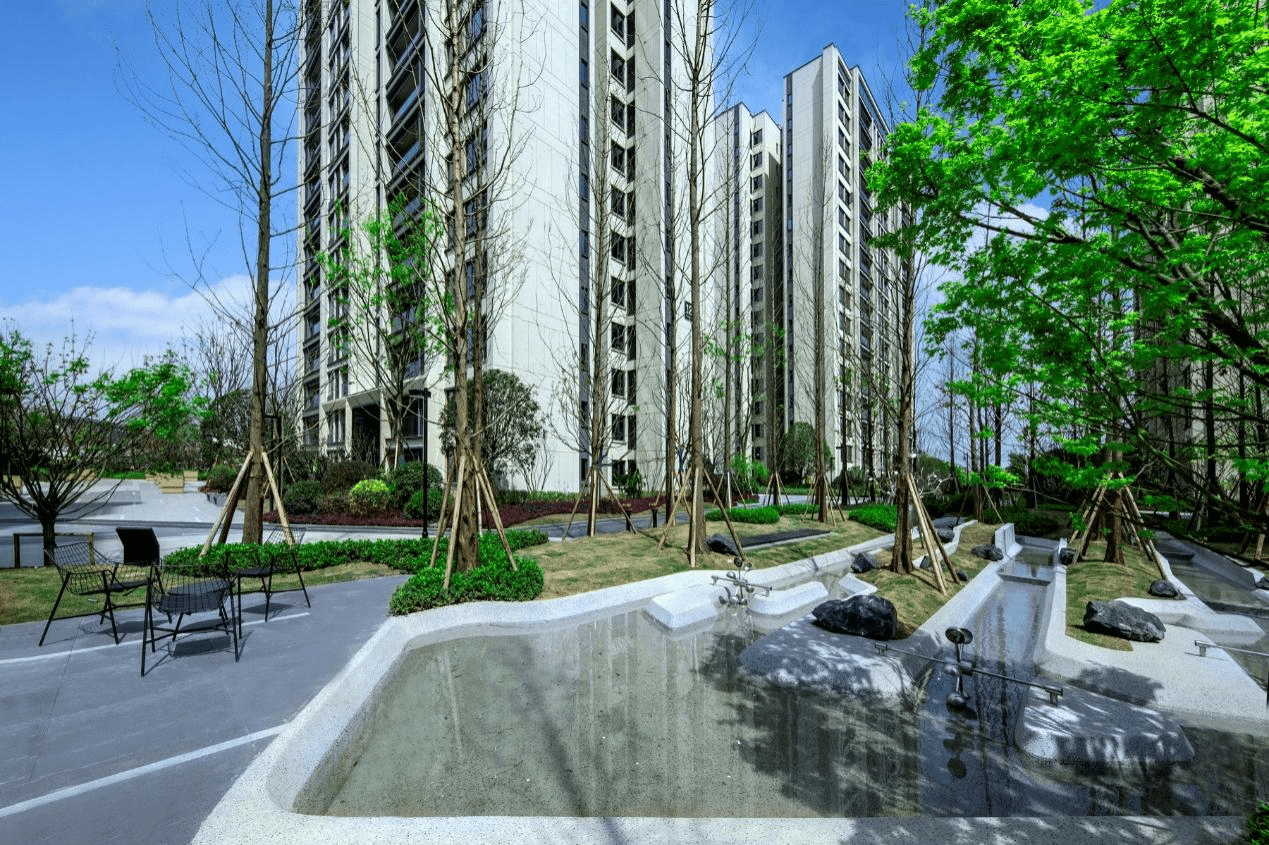 龙湖携手香港置地首次在渝落地“交房即交证”,焕城804户业主交付现场拿到房产证_品质_实景图_园区