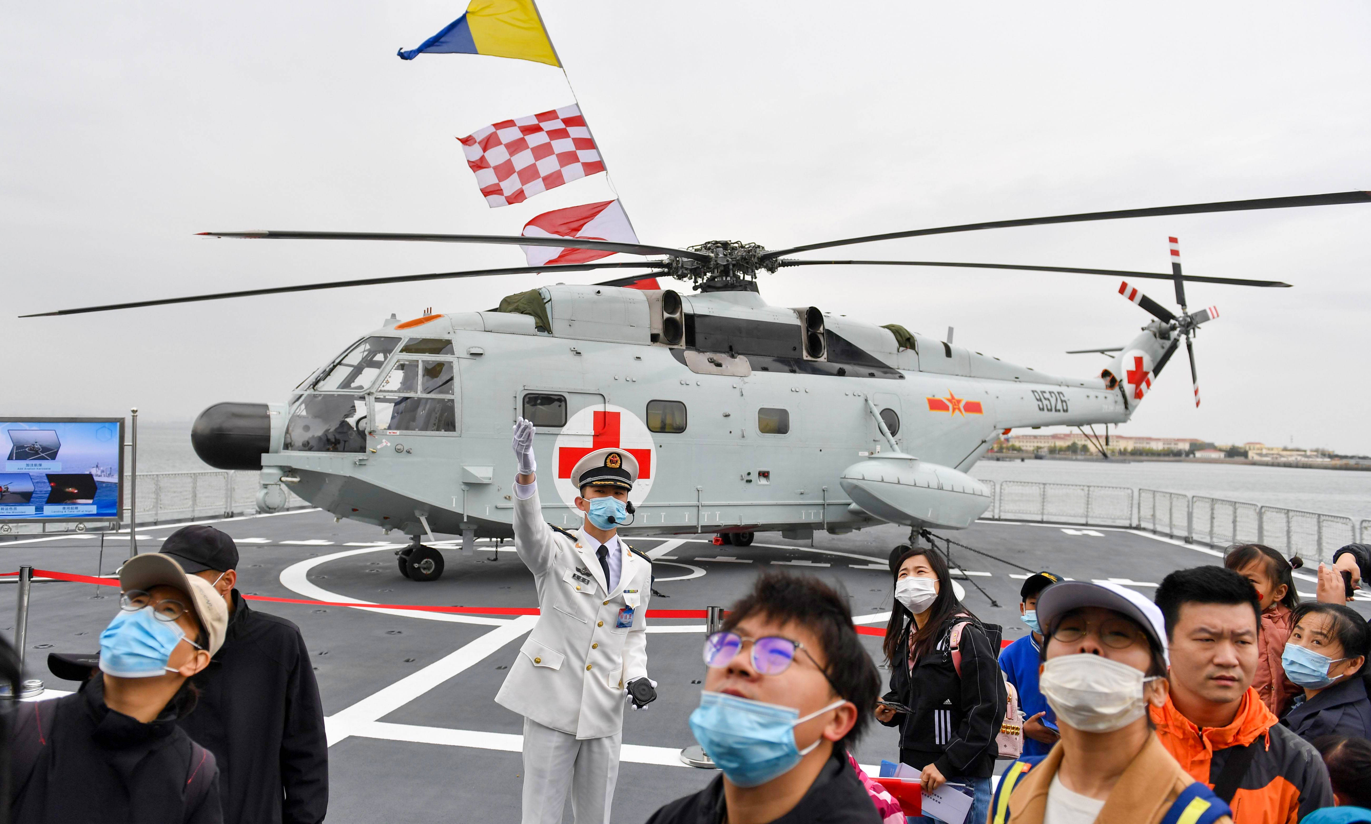 山东青岛,2023年海军成立纪念日舰艇开放活动在青岛举行,军港码头展示