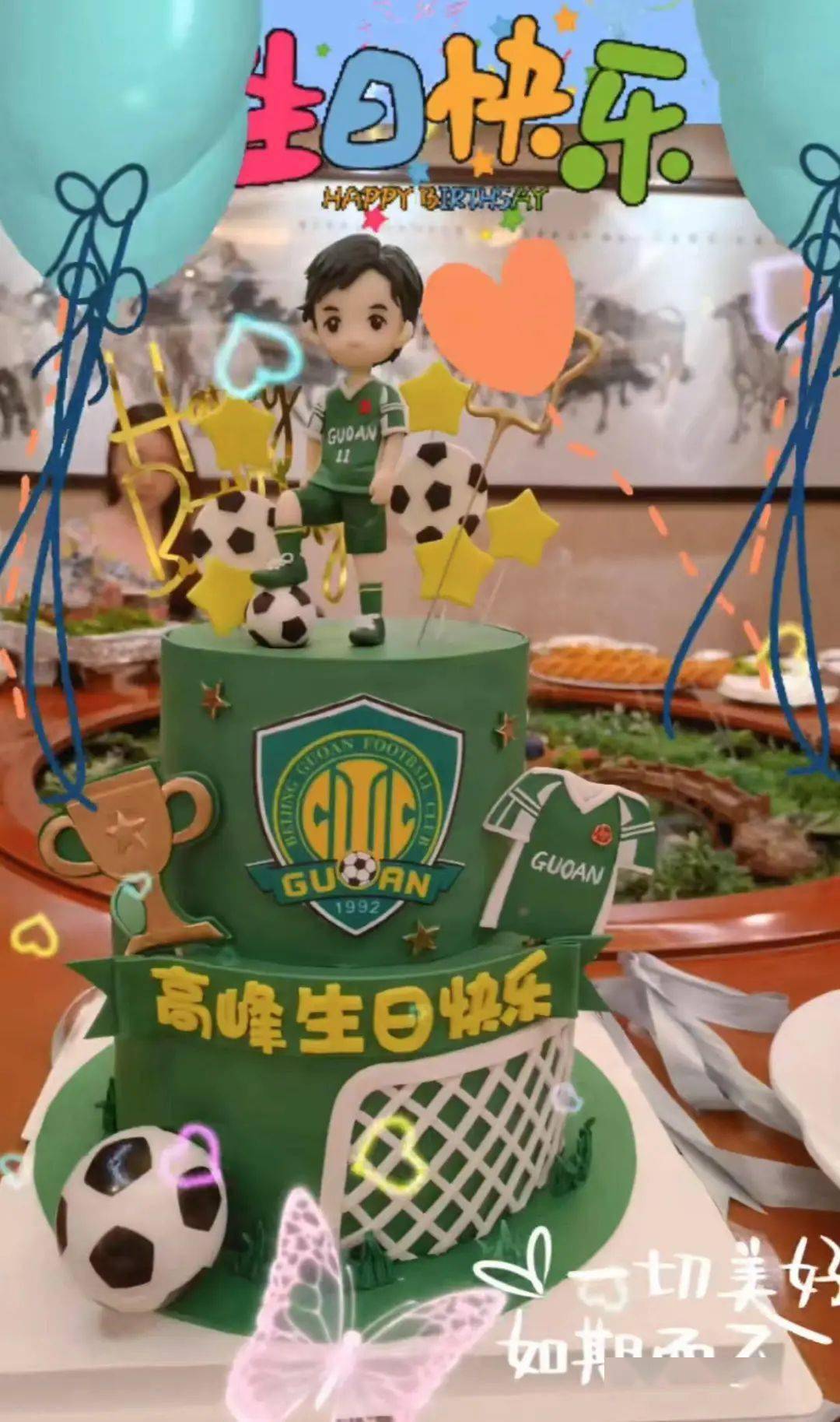 那英前夫高峰庆祝52岁生日,妻子年轻有气质,怀抱那英儿子超宠溺_的