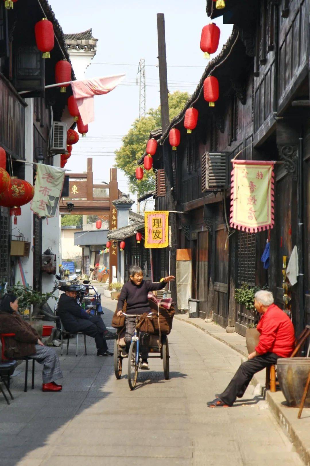 长安老街早已修缮一新,好在没有景区气息,随便吃上一碗面一碗馄饨倒也