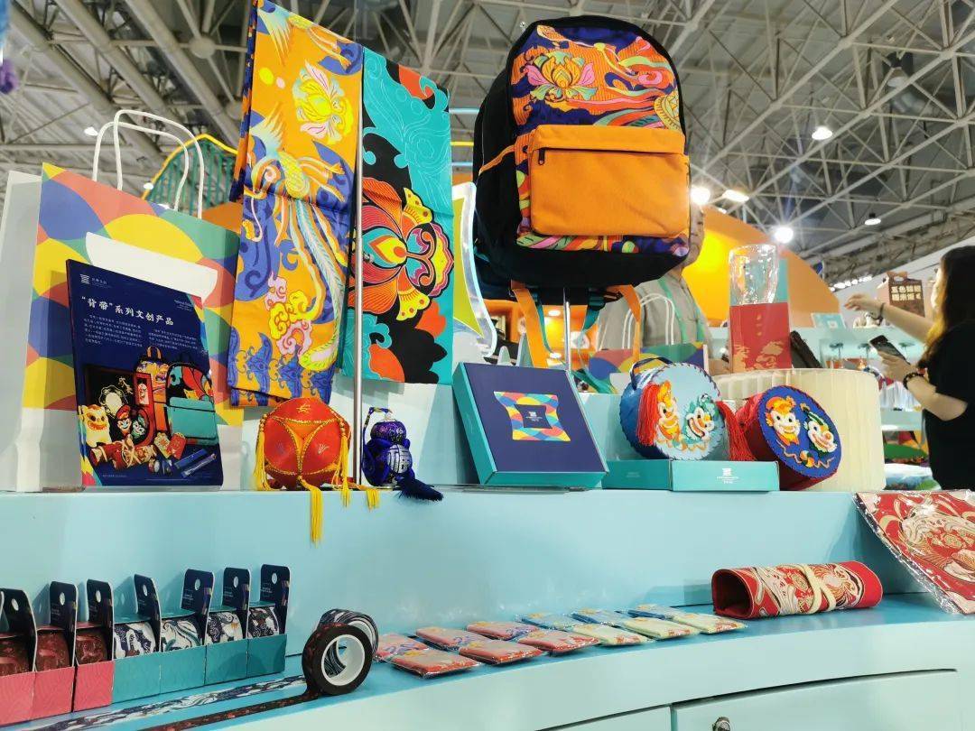 广西民族博物馆文创产品亮相第二届中国(武汉)文化旅游博览会_娃娃