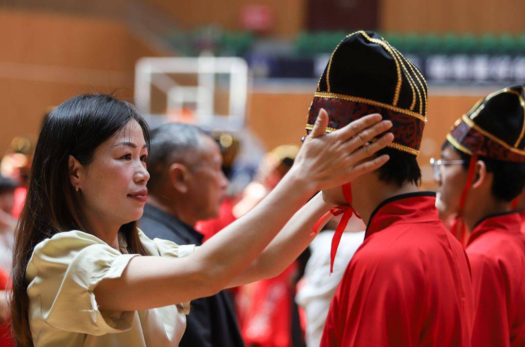 奇花初胎 矞矞皇皇 ·来自余干一中的家长代表上台发言,分享了自己