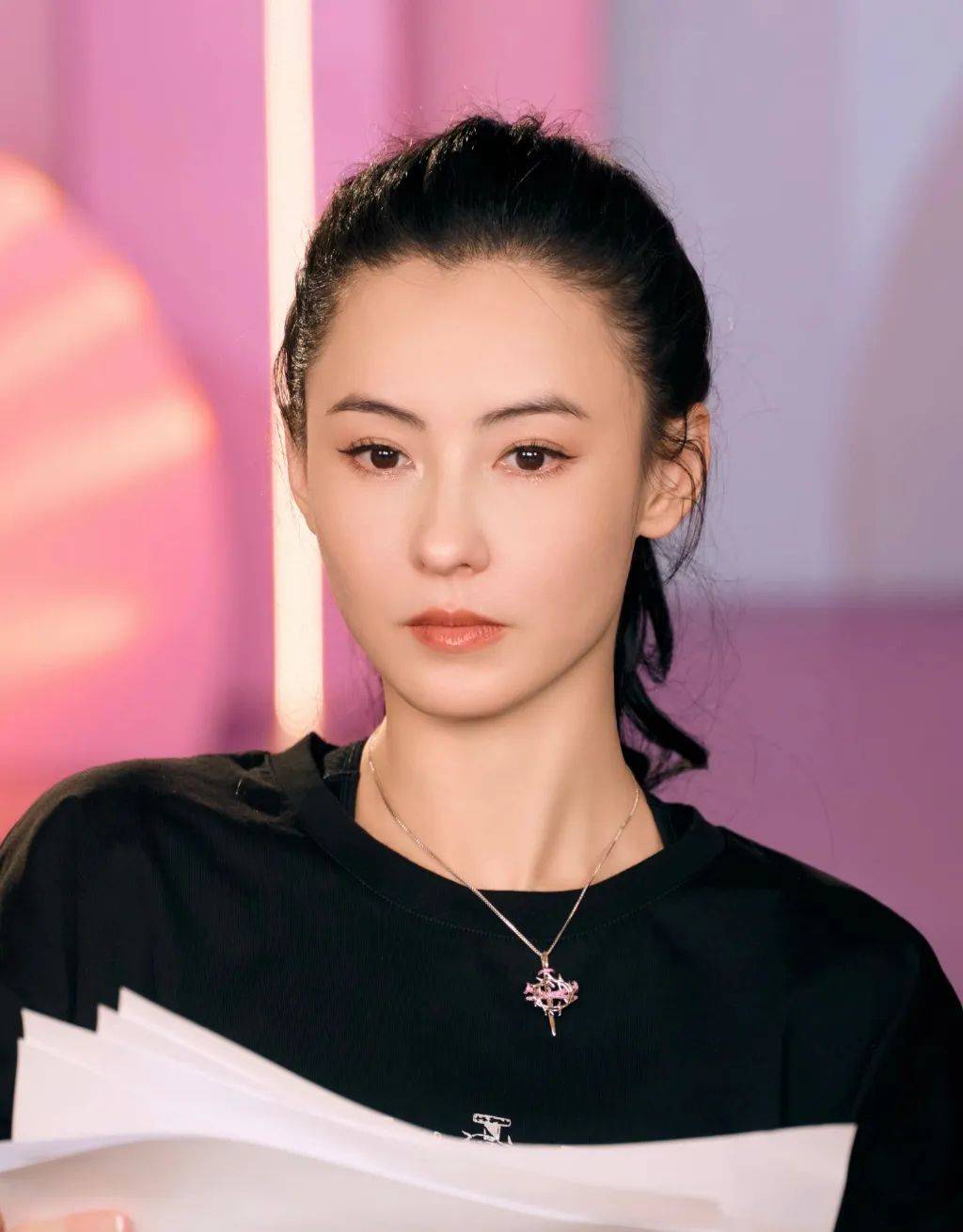 说回张柏芝,她的下颌骨很窄,下颌角内收,下颌缘是属于高角型,所以正面