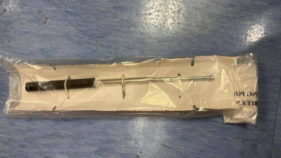 警方展示检获的伸缩警棍.图︰香港警察返回搜狐,查看更多