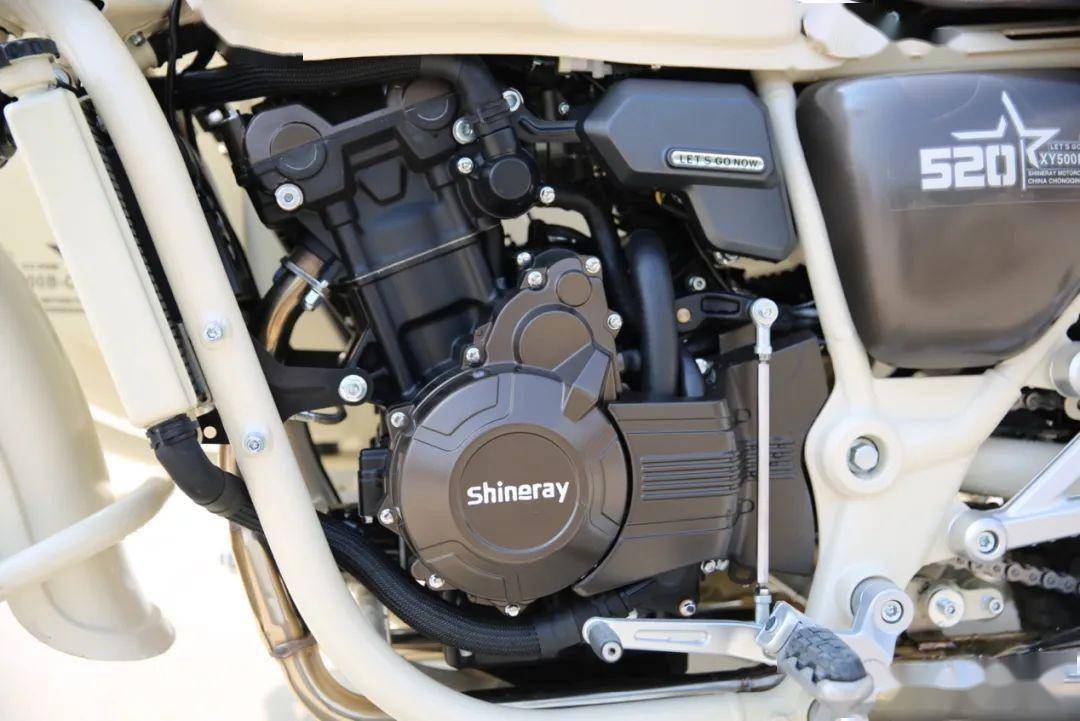 核心的动力部分,搭载鑫源自研的500级双缸发动机,实际排量494cc,最大