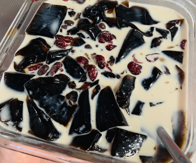 仙草冻真的是用"仙草"做的?奶茶店员工带你进隔间,原来如此!