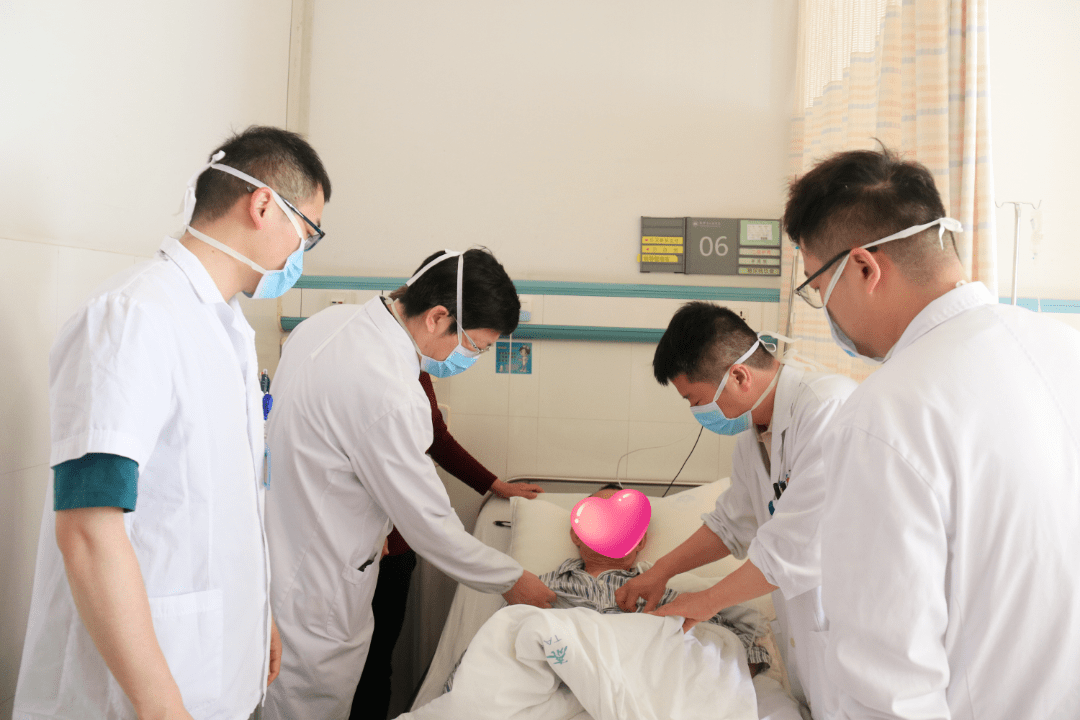 3个月前,患有酒精肝的李某出现多天黑便症状,自认为消化系统有了问题