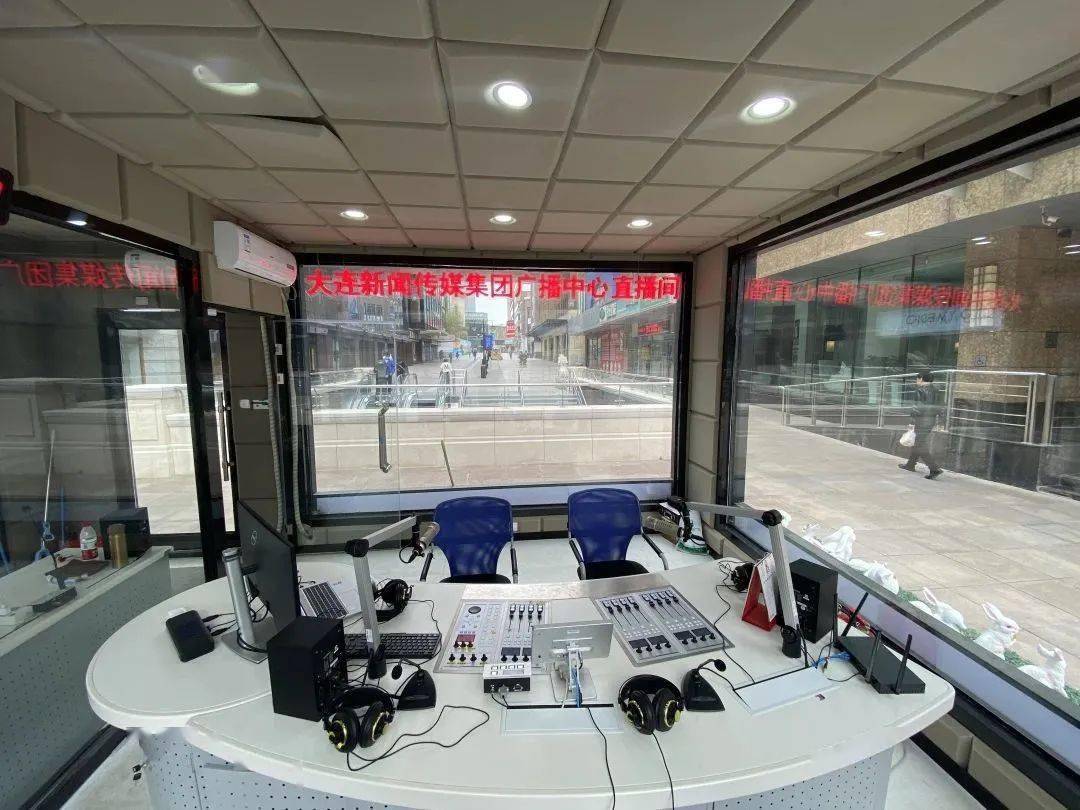 每天,都有路过的市民或游客透过透明的外立面玻璃,向直播间内一探究竟