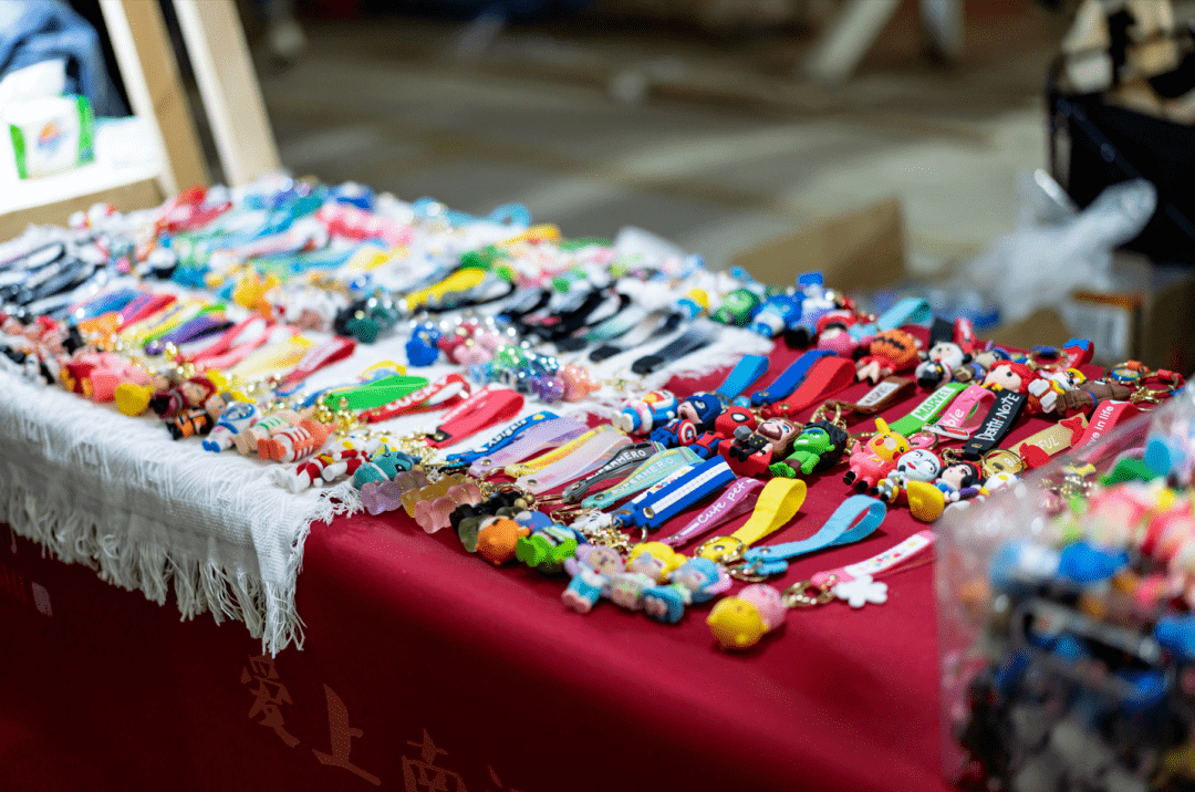 摆开的小摊里,有五颜六色的春日花束,有彩灯照射下五彩斑斓的可爱饰品