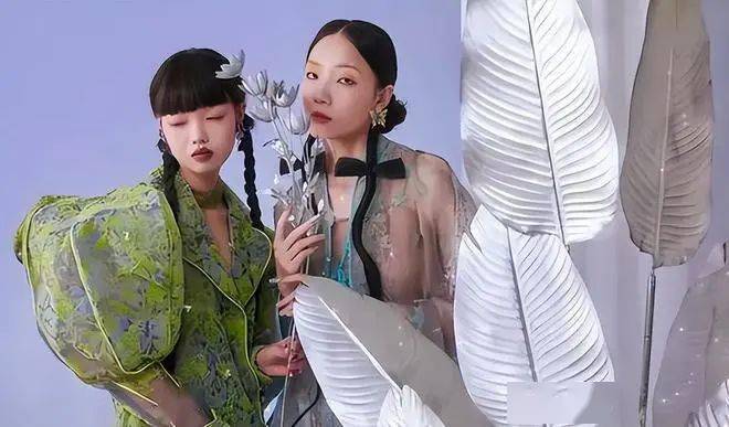 杭州女大学生地铁"奴性"事件遭疯传,网友:不堪入目!_艺术_行为_做作业