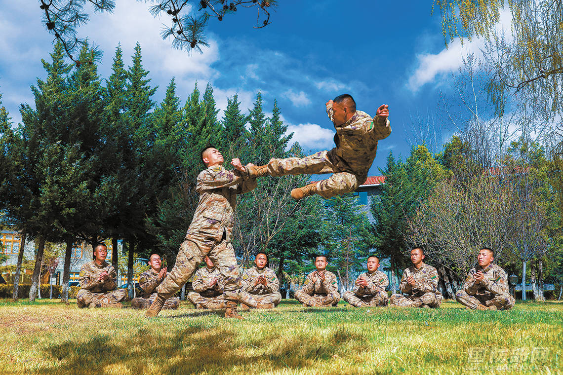 李良国摄西藏拉萨警备区某团开展特色军事体能比武,激发官兵训练热情.