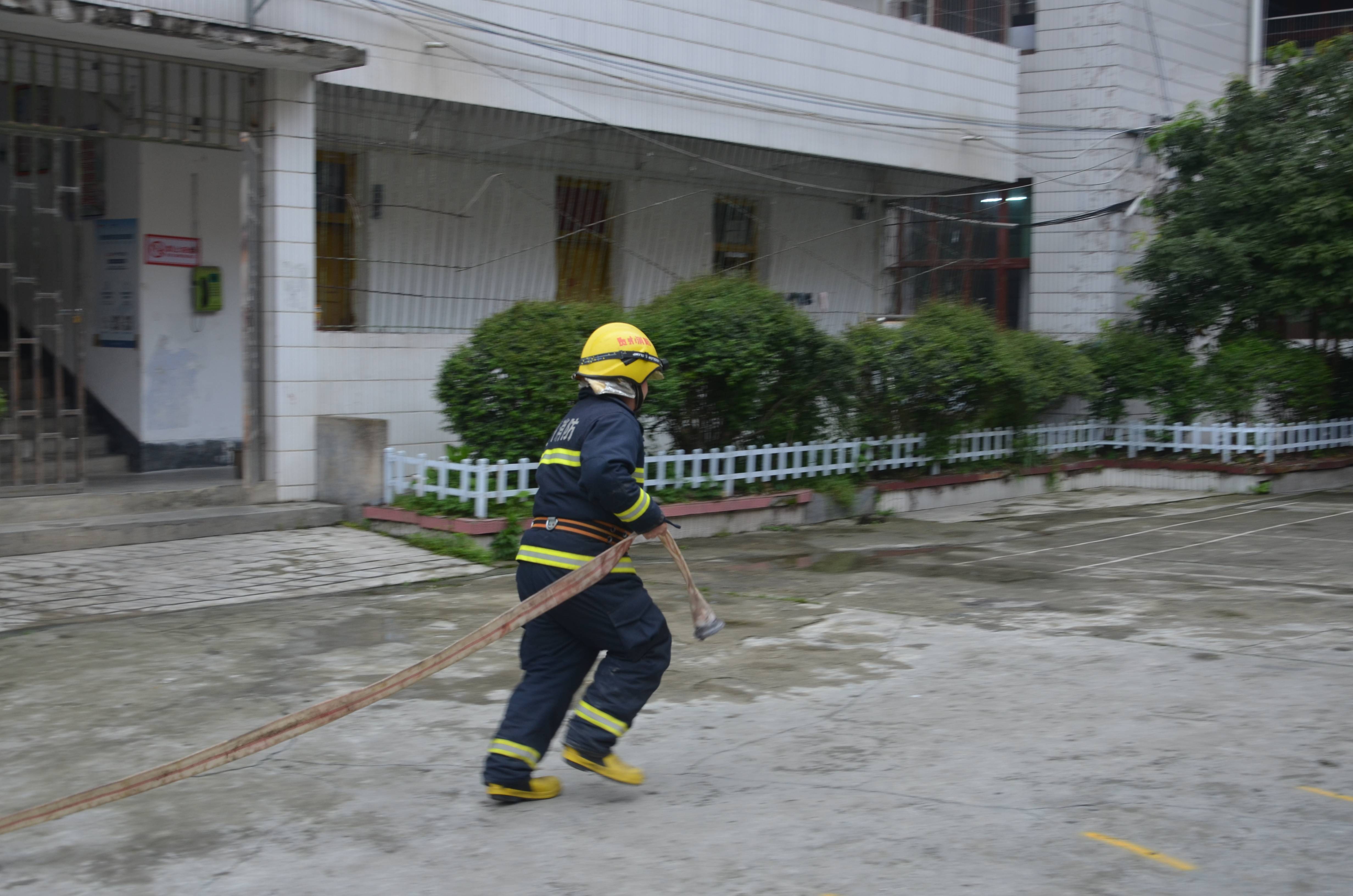 部门第一时间进入战斗状态,火速赶往磻溪小学实施救援和火灾扑救任务