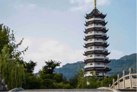 此时的文峰塔,它早已不再是一座普通的塔,它更是开州地方文化开放包容