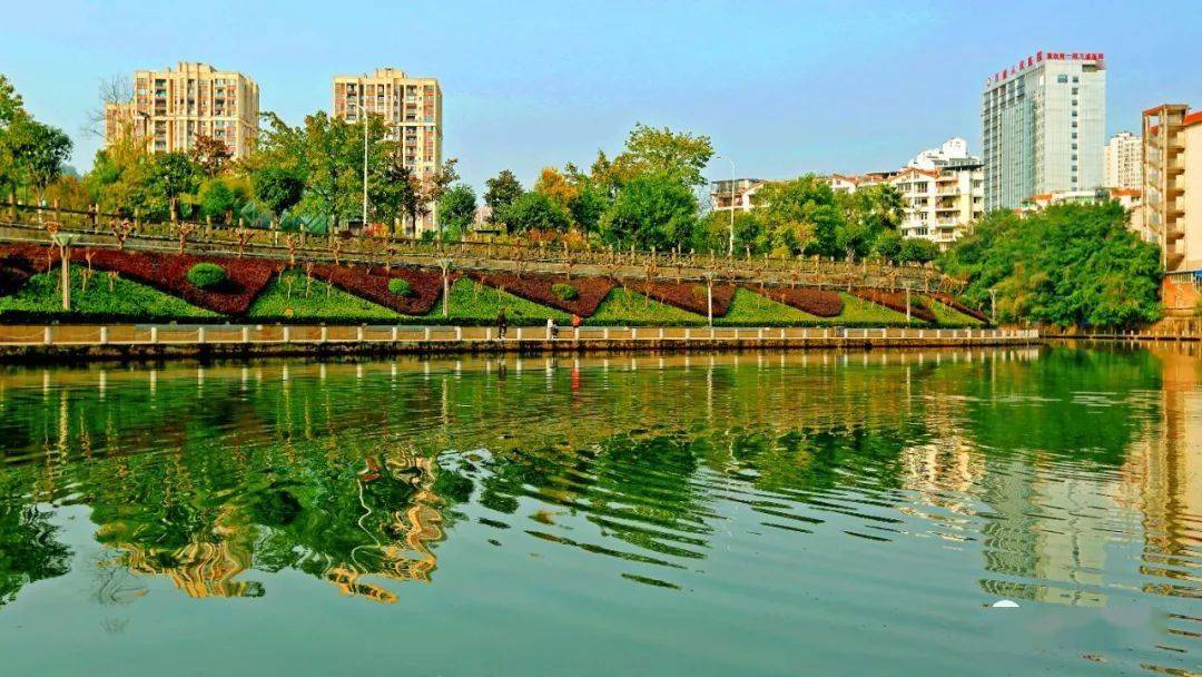 白龍湖畔綠意盎然.青山湖國家溼地公園,水上步道串聯綠水青山.