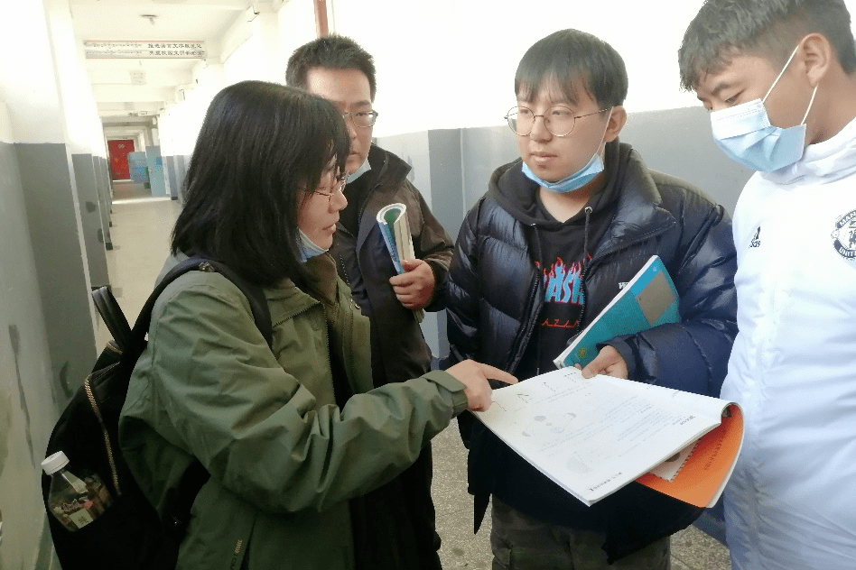 教研活动在类乌齐县中学八年级7班,傅玉香老师开设了一节地理公开课