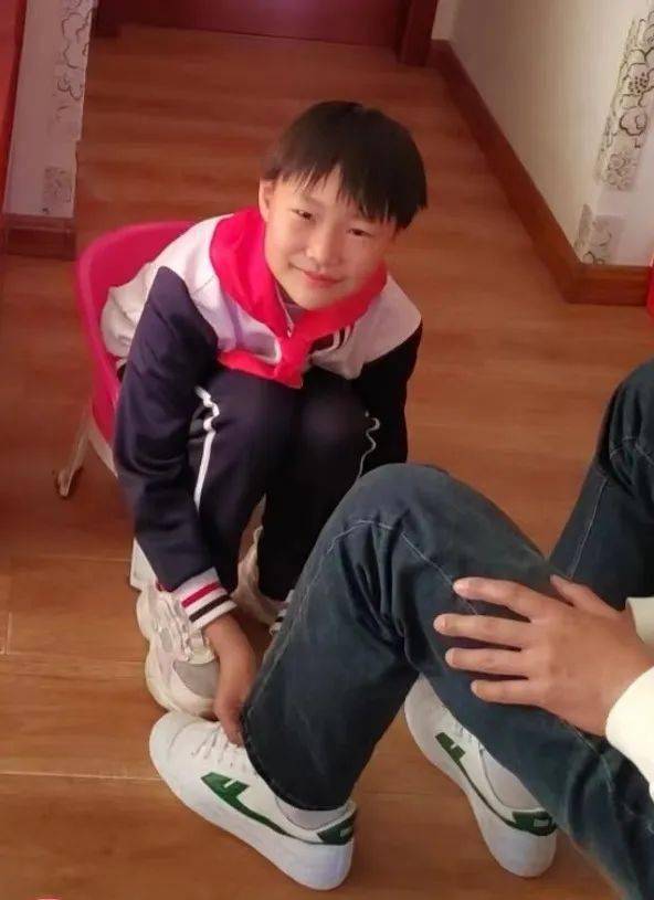 把鞋带系成松紧适当的活扣,把红领巾系得漂亮,系得规范,看似简单的