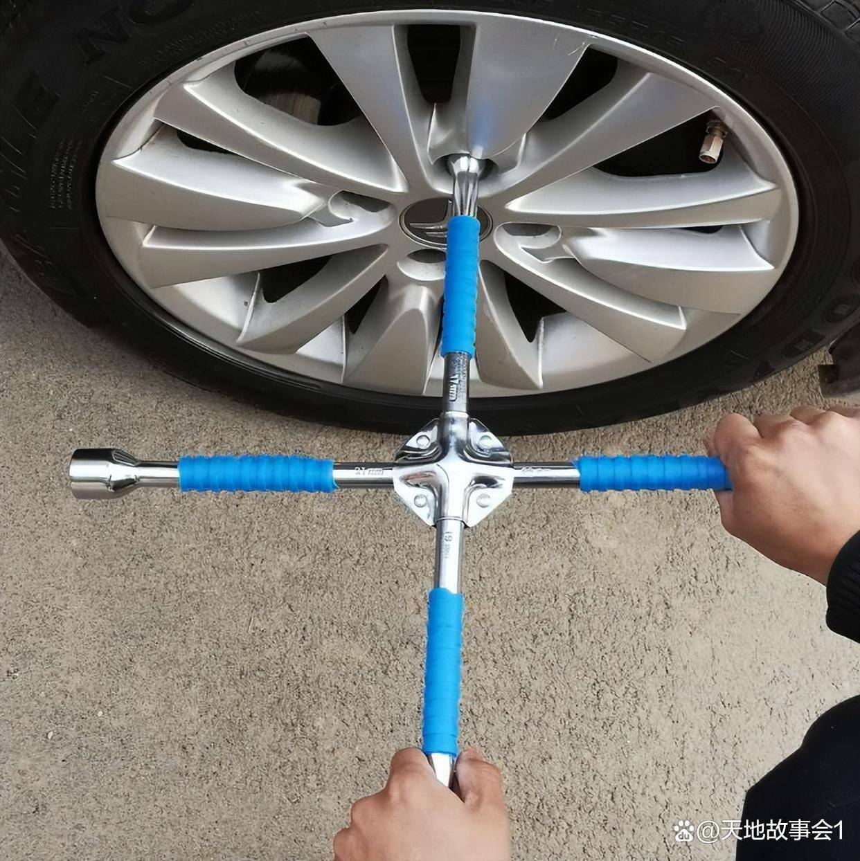 男子怀疑妻子出轨竟拧松车胎酿成车祸,被判破坏交通工具罪_生活_爱情