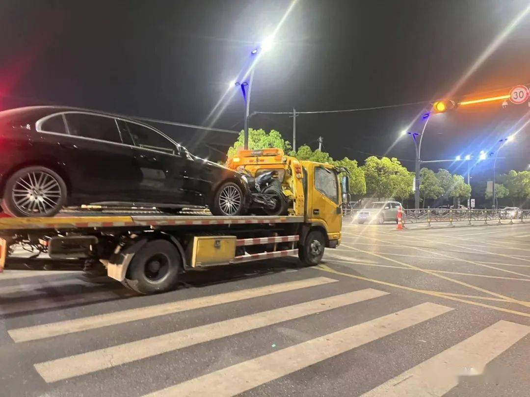 满地是血,鞋子头盔都飞走了…惊心动魄!_汽车_网友_车祸