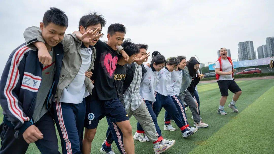 定点投篮,点球大赛,十人十一足……酣畅淋漓的比赛后再来一场轻松愉悦