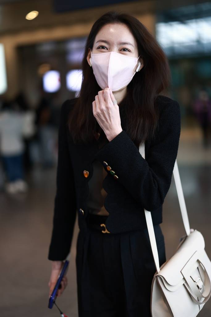 高露现身上海虹桥机场 黑色系穿搭显瘦又高级_账号_造型_整体