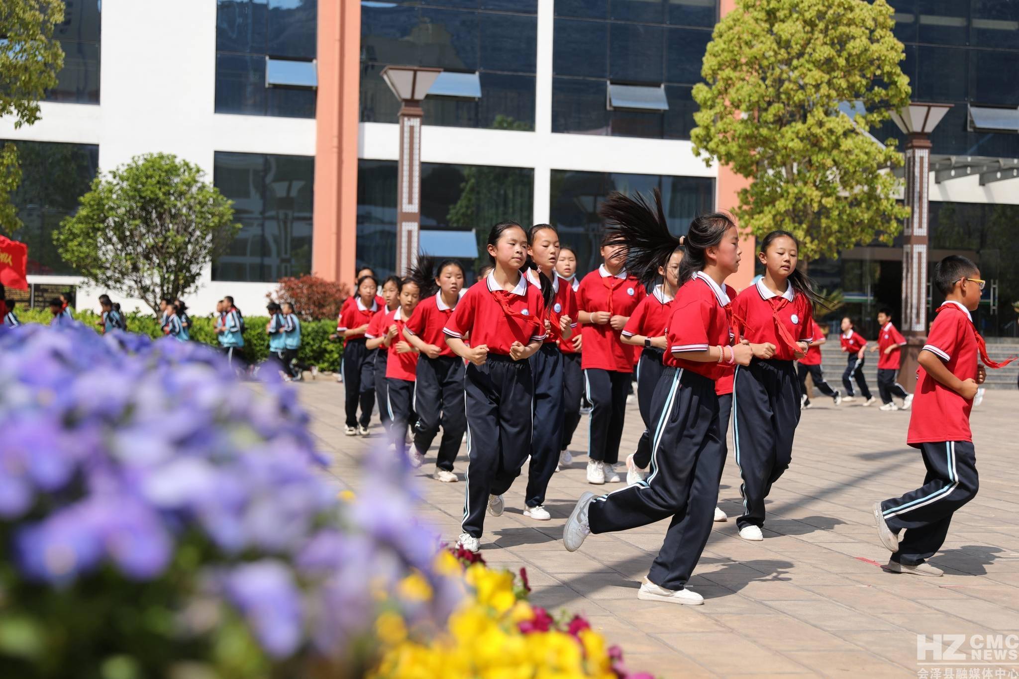 会泽县钟屏小学激情早操跑出"新花样"_体育_形式_学子