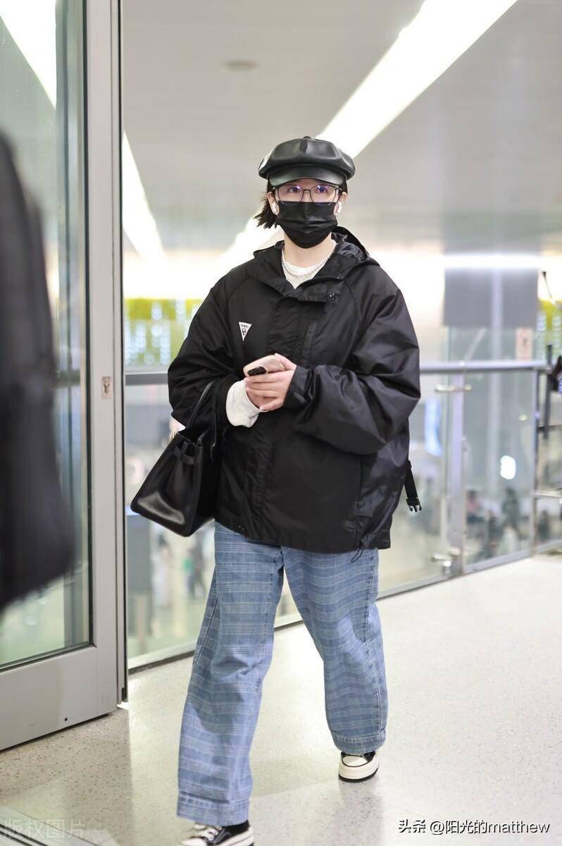 街拍:阚清子纯色外套 画家帽低调随性_牛仔_黑色_上海