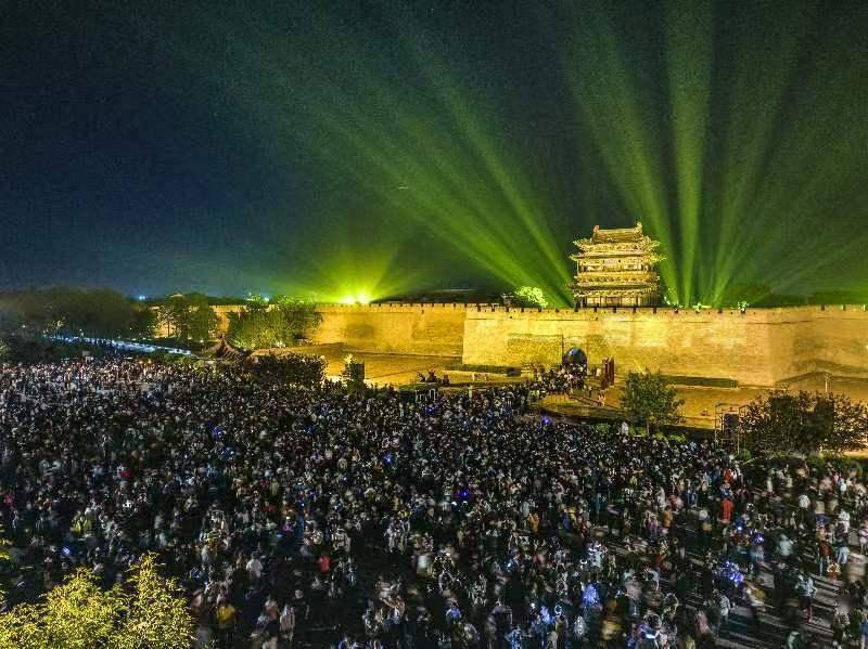 為持續點亮夜經濟,讓遊客能盡享古城的繁華夜色,平遙古城3d燈光秀也在