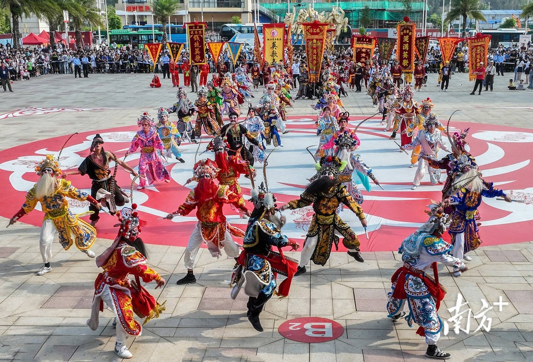 此次潮汕英歌舞展演活动由来自汕头,揭阳,汕尾三市共10支队伍近1000