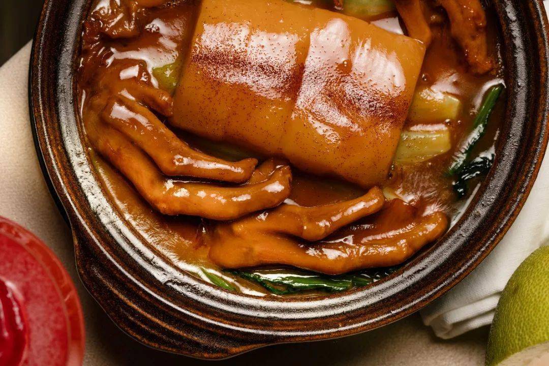 03鲍汁虾籽柚皮鹅掌煲炆柚皮如今几乎销声匿迹,只因工序繁复耗时耗力.