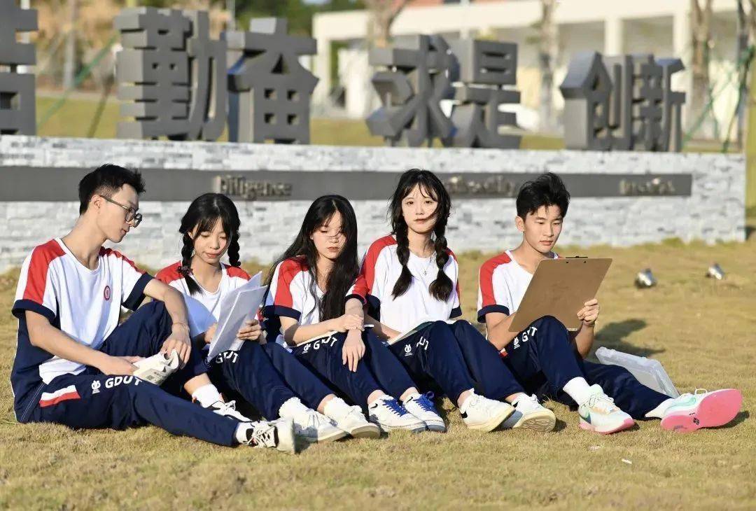 上了大学就发新衣服?_校服_民航_颜色