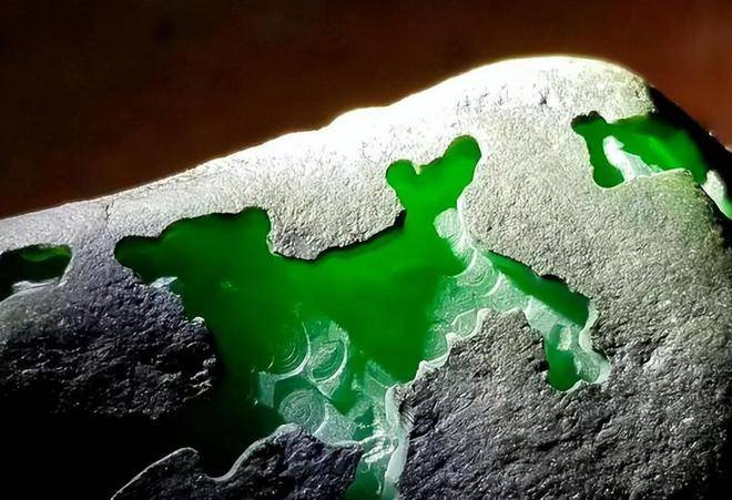 和氏璧是环状的,怎么雕琢成秦始皇手里,四四方方的传国玉玺?