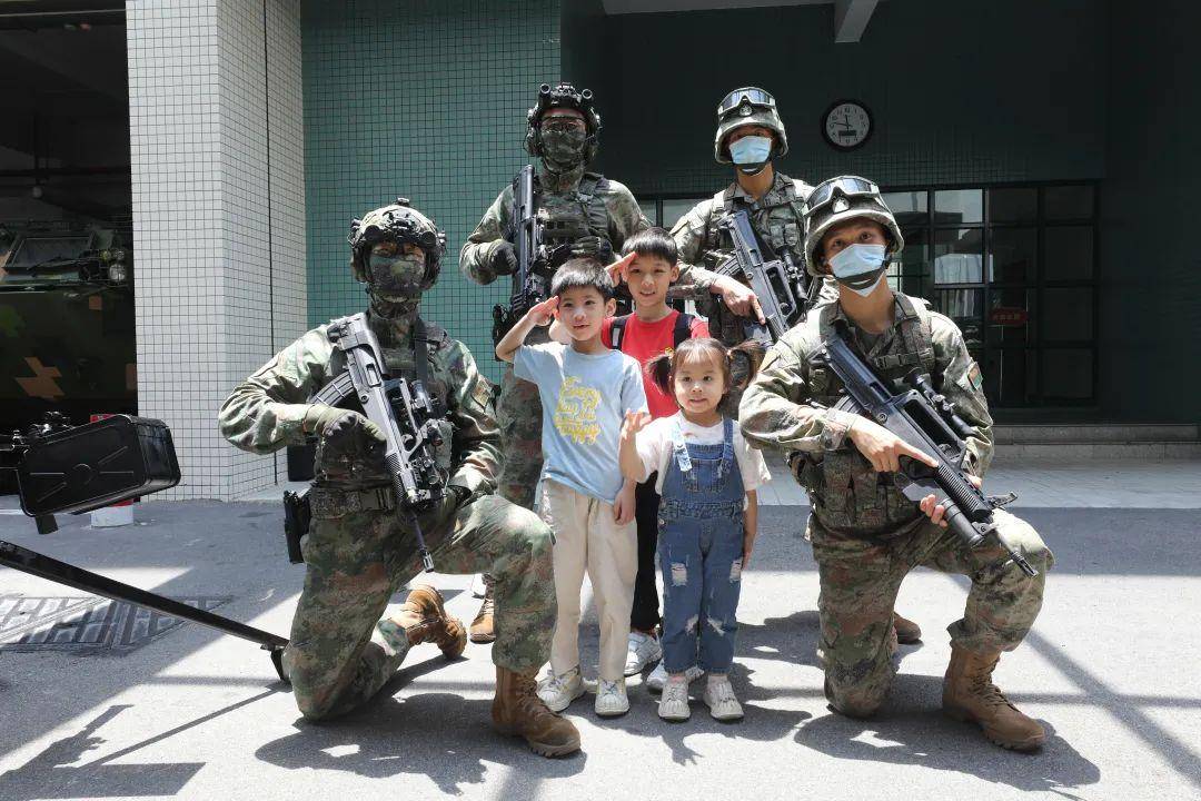 驻澳部队军营开放日:1500多名市民感受练兵备战氛围_澳门_装备_同胞