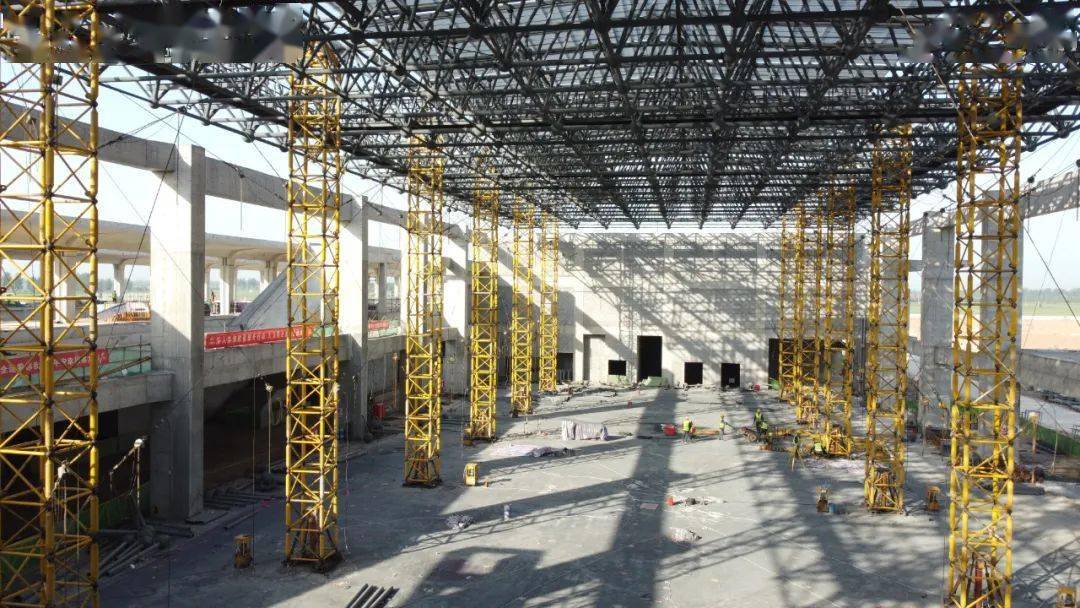 为减少高空作业风险,站房承建单位中铁十八局决定,采用将网架,马道