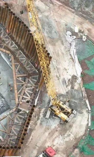 项目三工区经理龚长华介绍,承台施工运用斜面分层推移式连续浇筑法