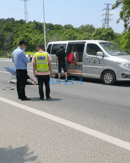 揭阳路段轿车撞飞摩托车,一男子当场被殡葬车载走!