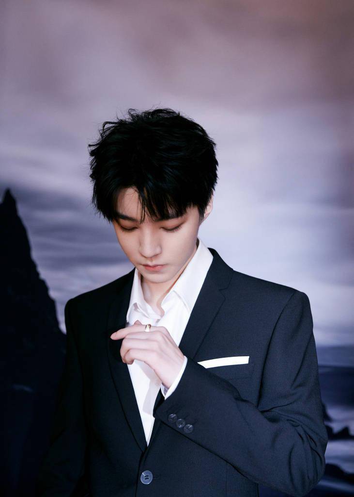 王俊凯亮相第三十届大学生电影节 西装造型帅气沉稳_账号_魅力_未来