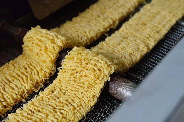 河南烩面,兰州拉面而被当地人以为是当地特产的国华方便面,拿的也是