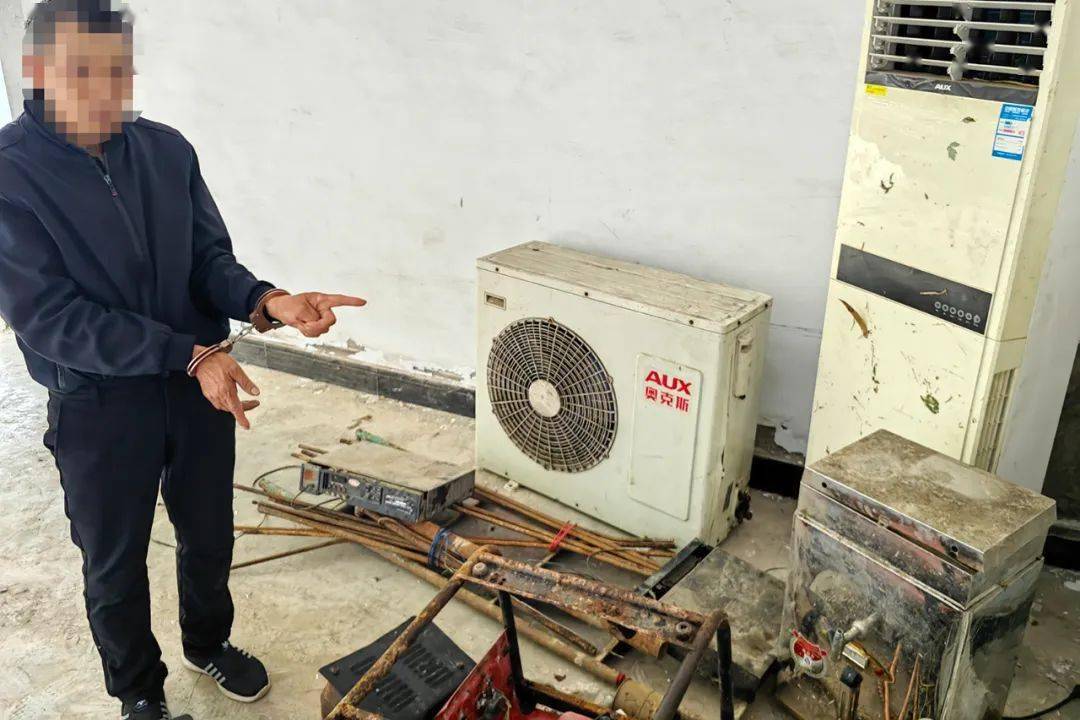 之后趁工作人员不备,分两次盗窃了该企业的空调外机,柜机,发电机等