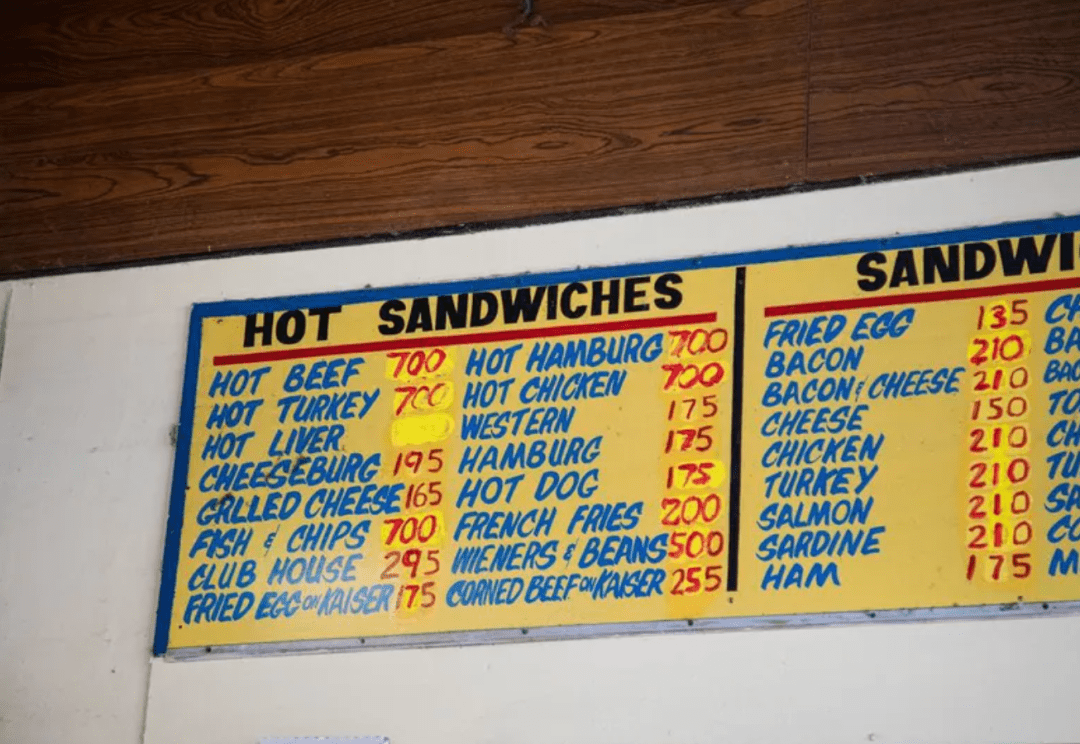 这家多伦多小餐馆50 多年前开业时，没有什么东西的价格超过10 美元, 现在依旧如此。_搜狐网