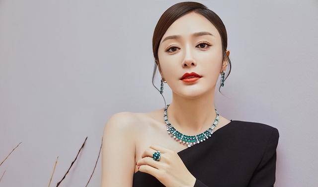 只是感情上的秦岚,经历过几段失败的恋爱后,至今没有结婚,也是让粉丝