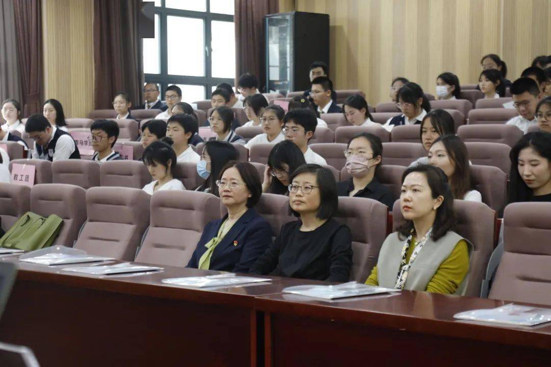 出席本次活动的有奉贤中学党总支书记王玉梅,党总支委员蔡悦和凤蓓