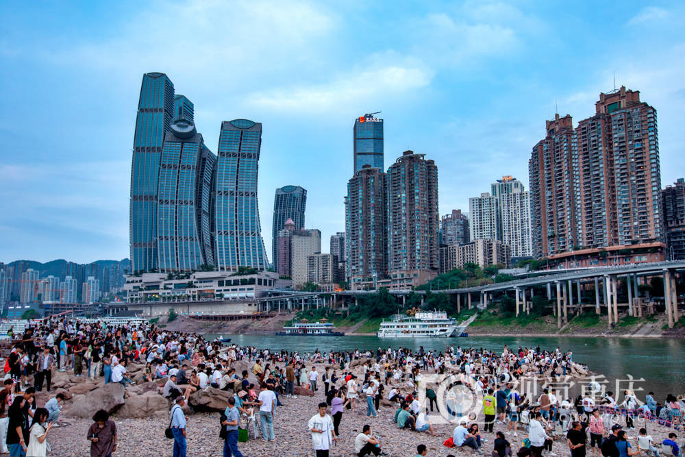 5月1日,游客和市民们在江北嘴江滩公园休闲游玩.