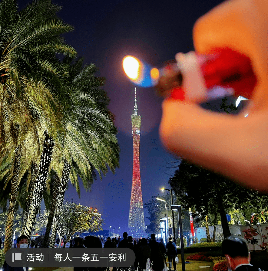 架势活像要一起助力让广州塔点火起飞了～之前广州塔刚建成时就有人夸